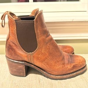The Sabrina Chelsea frye leather boot, womens size 8.